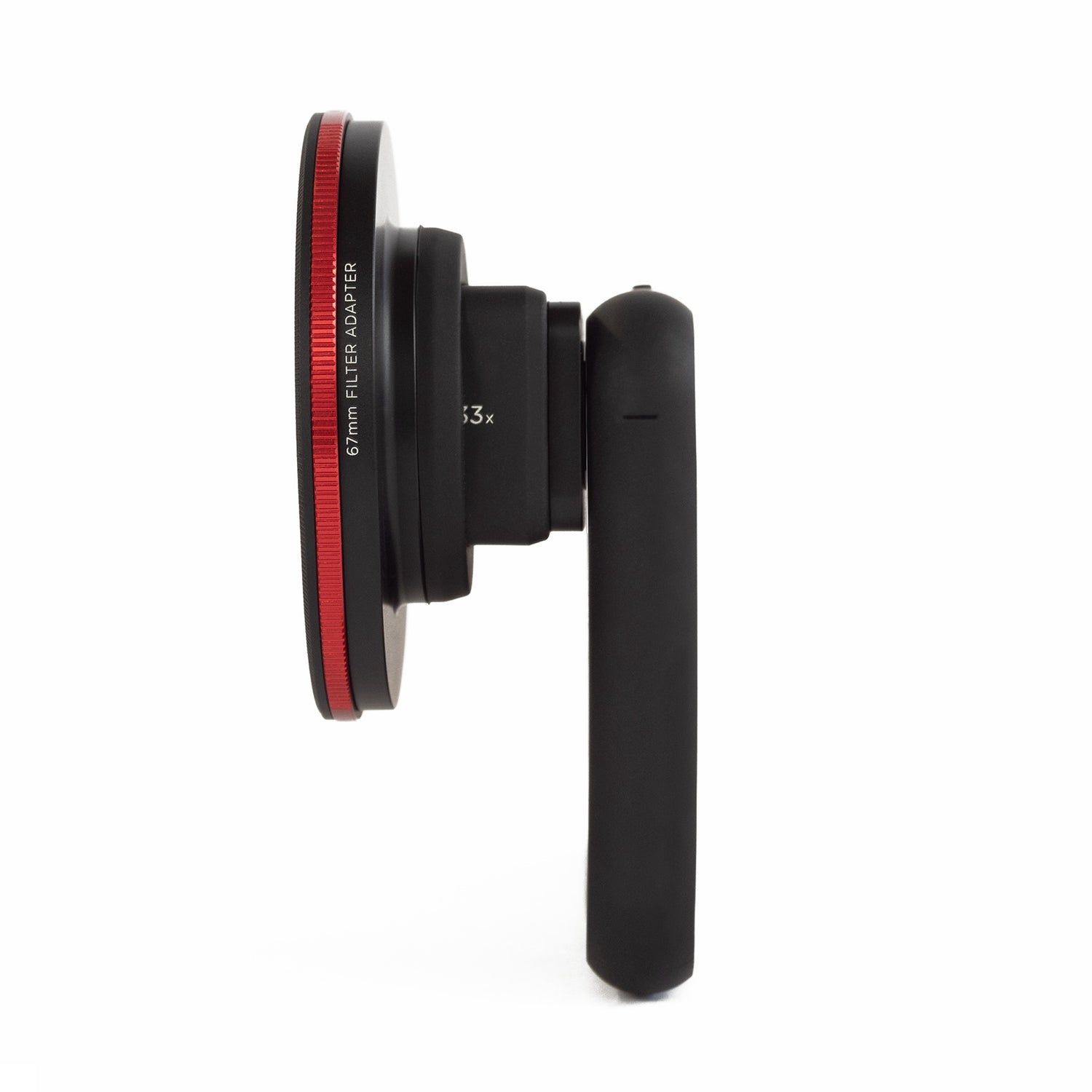 Seitenansicht des MOMENT 67mm AntiGlare CPL-Filters in schwarz mit rotem Ring und Griff, vor weißem Hintergrund - unverzichtbares Kamerazubehör für die Kompatibilität mit Polarisationsfiltern oder Quarzglasfiltern und verbesserte Bildqualität.