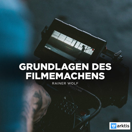 Eine Person hält eine Kamera in einem geräumigen Industrieraum. Text: Grundlagen des Filmemachens von arktis.de – ideal für alle, die einen Einsteigerkurs Filmemachen suchen. Das arktis.de-Logo ist unten rechts zu sehen.