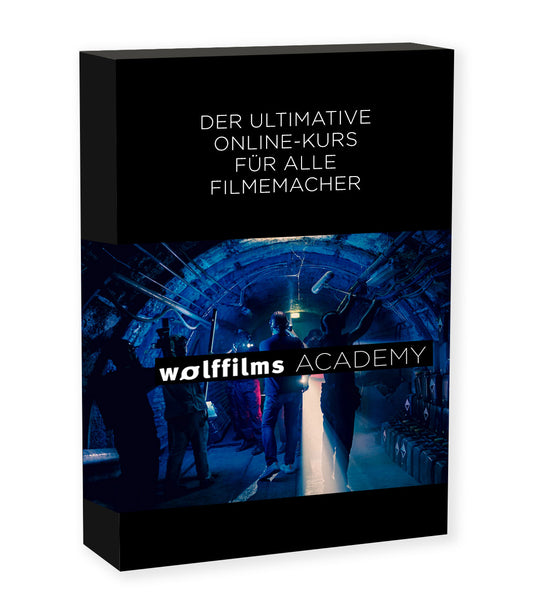 Der Wolffilms Academy Online-Kurs – Einfach filmen lernen von Rainer Wolf kommt in einer rechteckigen Box, die eine Gruppe in einem blau beleuchteten Tunnel zeigt. Der Text lautet: Der ultimative Online-Kurs für alle, die sich fürs Filmemachen begeistern.