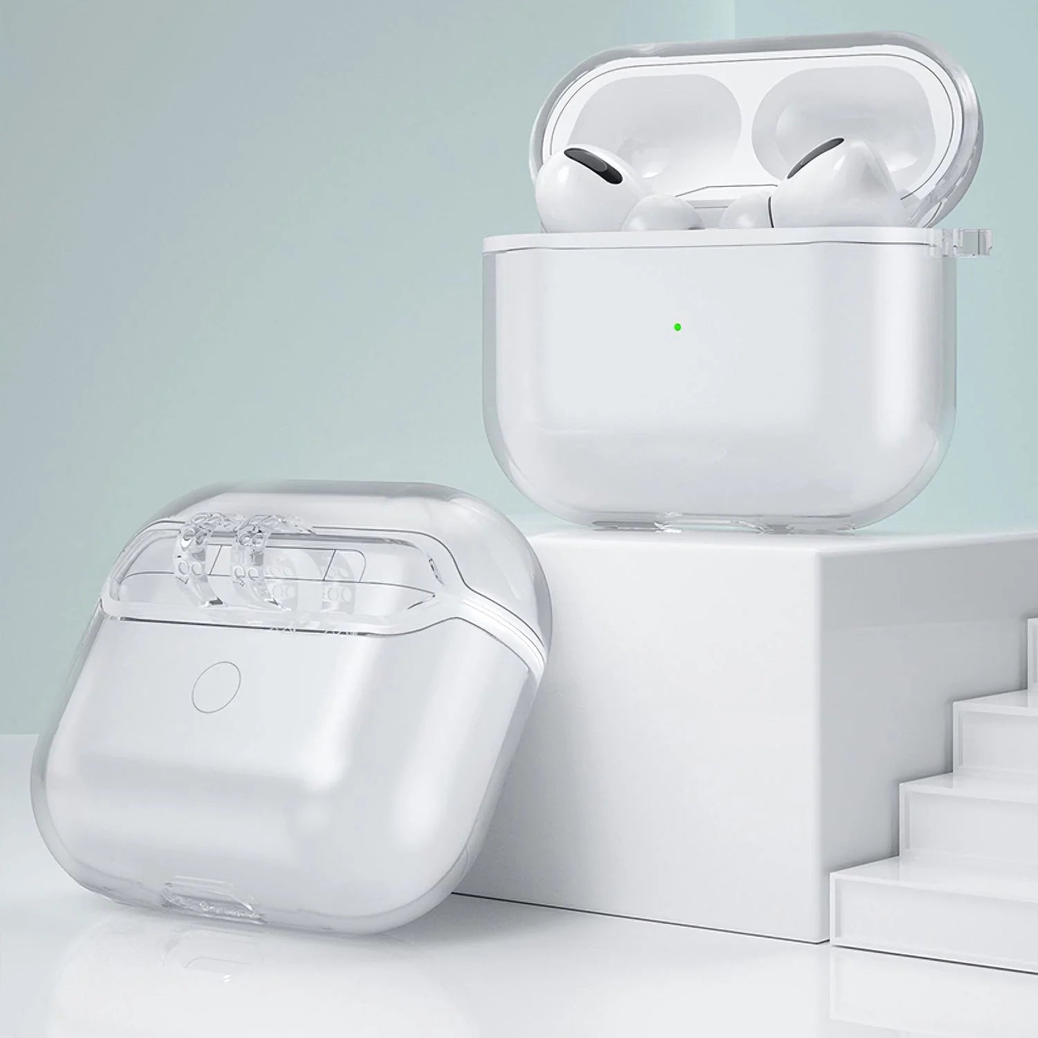 Durchsichtige Hüllen, wie die arktis AirPods Pro 3 Invisible Air Case, bieten eleganten TPU-Silikonhülle-Schutz für kabellose Ohrhörer - sowohl geschlossen als auch offen mit Ohrstöpseln im Inneren - und halten Ihre Geräte sicher und elegant.