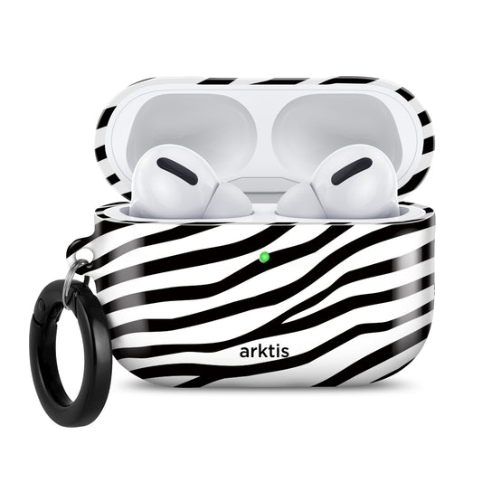 Weiße kabellose Ohrhörer in der „Arktis AirPods Pro 3“-Hülle – Zebra, mit einem Etui im Zebrastreifen-Design und einem schwarzen Schlüsselring von arktis. Dieses stilvolle Accessoire schützt Ihre AirPods Pro 3 und verleiht ihnen eine persönliche Note.