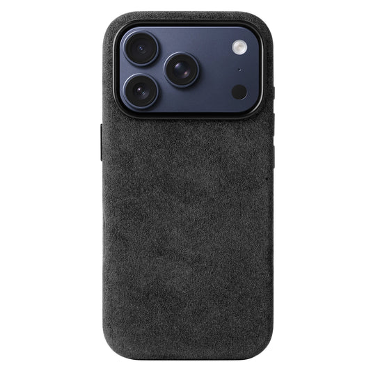 Die arktis iPhone 17 Pro Hülle aus Alcantara, in schwarz, verfügt über ein dunkles Alcantara-Finish, MagSafe-Kompatibilität und zeigt den dreifachen Kameraausschnitt auf der Rückseite.