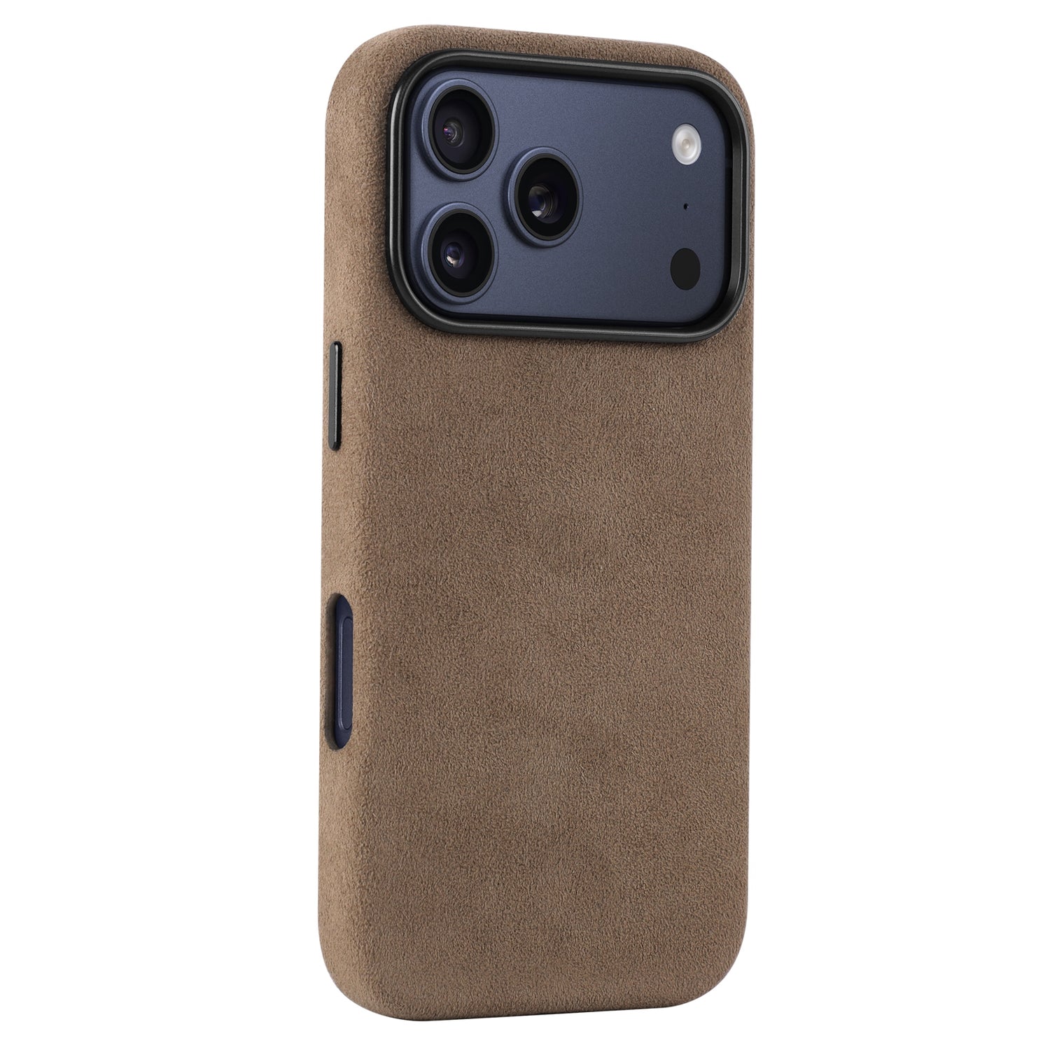 Die arktis iPhone 17 Pro Hülle aus Alcantara ist eine braune Wildlederhülle mit Öffnungen für drei rückseitige Kameras und einen Blitz.
