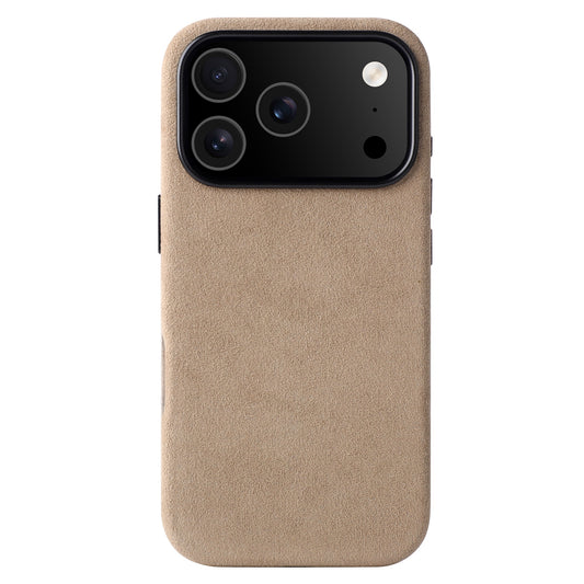 Die arktis iPhone 17 Pro Hülle aus Alcantara zeichnet sich durch eine beigefarbene, wildlederähnliche Textur aus, die auf die Drei-Linsen-Kamera und den Blitz in der oberen linken Ecke zugeschnitten ist. Diese in Italien gefertigte Premium-Hülle bietet Stil und Schutz.