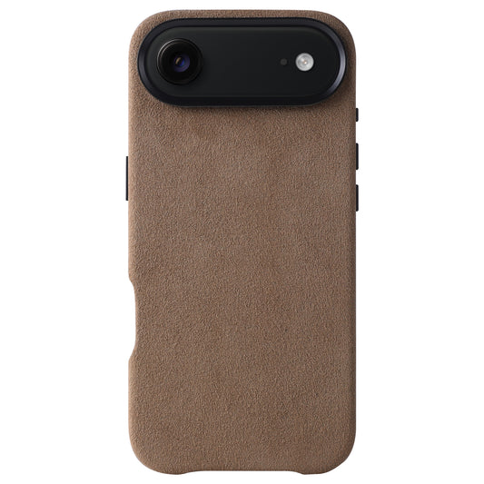 Arktis iPhone Air Hülle aus Alcantara in Braun, MagSafe-kompatibel, mit Dual-Kamera-Ausschnitt und sichtbaren Seitentasten der Marke arktis, präsentiert vor weißem Hintergrund.