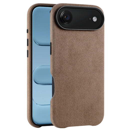 Die arktis iPhone Air Hülle aus Alcantara in Braun bietet eine wildlederähnliche Oberfläche auf einem blauen Telefon, dargestellt von der Rückseite und der Seite. MagSafe kompatibel - idealer Schutz für dein iPhone 17 Air.