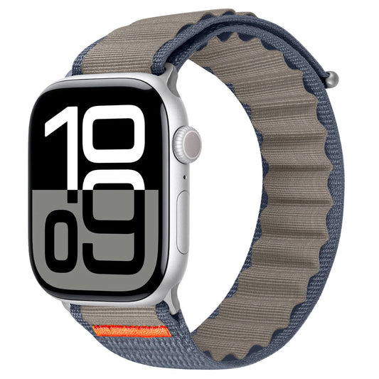 Das arktisband Apple Watch Armband „Explorer“ in Grau und Blau passt perfekt zu Ihrer Apple Watch und sorgt für einen robusten Look. Hier abgebildet: eine silberne Smartwatch mit der 10:09-Uhr-Anzeige in fetten weißen Ziffern auf dem digitalen Display. Kompatibel mit der Apple Watch.