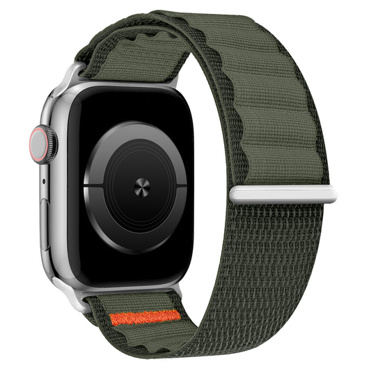 Das arktisband Apple Watch Armband „Explorer“ verfügt über ein grünes, widerstandsfähiges Band mit orangefarbenen Nähten, einem schwarzen Display und einem silbernen Einstellknopf. Es ist mit der Apple Watch kompatibel, wurde von arktisband entwickelt und lässt sich sicher am Metallgehäuse befestigen.