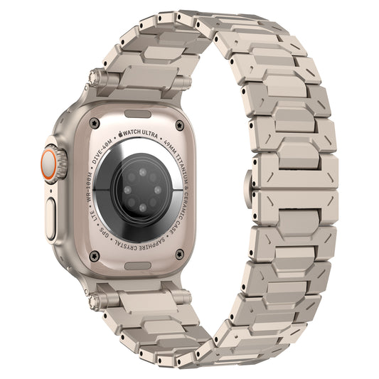 Rückansicht des arktisband Apple Watch Armbands „TXR-500“ von arktisband, mit einer Titan-Smartwatch mit passendem 316 Edelstahl-Gliederarmband, im Apple Watch Armband-Stil und einer orange akzentuierten Krone.