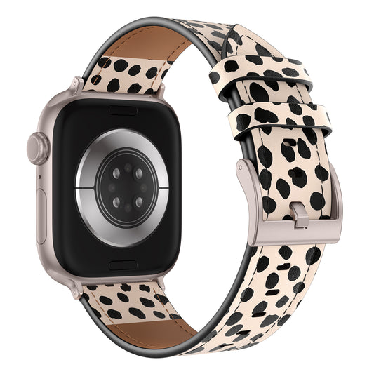 Das arktisband Apple Watch Lederarmband "Studio" ist ein beiges Armband mit schwarzem Tupfenmuster und schwarzem Bildschirm und vereint Stil und Individualität von arktisband.