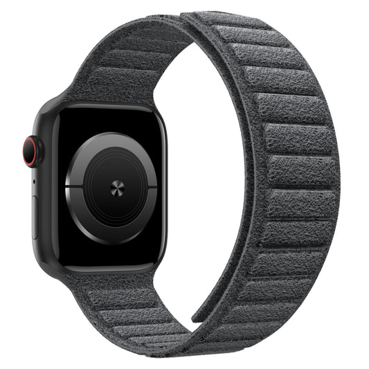 Das arktisband Apple Watch magnetisches Armband aus Alcantara ist ein schwarzes Smartwatch-Band mit einer strukturierten dunkelgrauen Alcantara-Stoffschlaufe auf weißem Hintergrund - ein stylisches Apple Watch Armband von arktisband.