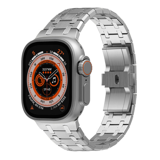 Das Arktisband Edelstahlarmband „Symphony“ für die Apple Watch verfügt über ein 316L Chirurgenedelstahlband mit Butterfly-Schließe und zeigt eine orange-schwarze digitale Schnittstelle mit verschiedenen Messwerten.