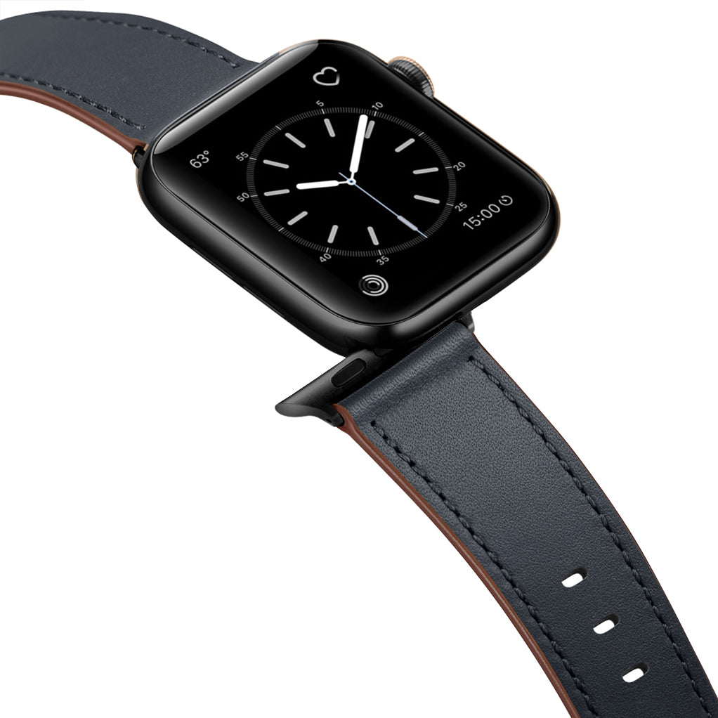 Das arktisband Apple Watch Lederarmband "Premium" von arktisband in blauem Echtleder sorgt für vielseitigen Stil und Komfort, hier an einer schwarzen Smartwatch mit analogem Zifferblatt; kompatibel mit der Apple Watch.