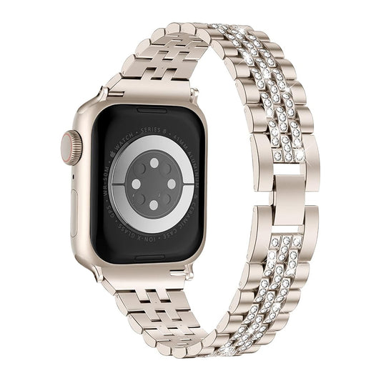Eine Nahaufnahme des Arktisband Apple Watch Gliederarmbands „Diamonds“ zeigt sein silbernes Edelstahldesign mit zwei Reihen funkelnder Strasssteine, von der Rückseite aus betrachtet, um das glitzernde Band und die Uhrensensoren hervorzuheben.