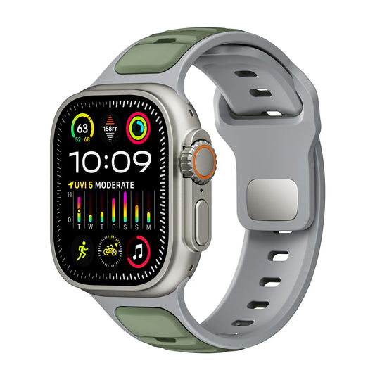 Ein Arktisband Apple Watch Silikonarmband „Swift“ in Grau und Grün, auf dessen Display Fitness- und Wetterstatistiken angezeigt werden.