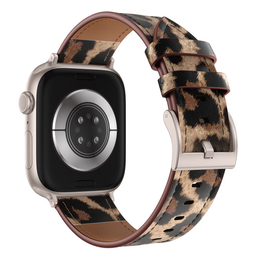 Das arktisband Apple Watch Lederarmband "Studio" - Leo zeigt sich mit Leopardenprint und Metallschnalle, die von hinten die Sensoren hervorhebt - ein stylisches arktisband Accessoire für individuelles Design.