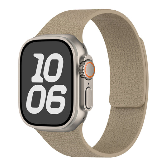 Das Arktisband Apple Watch magnetisches Silikonarmband "Flexy" in Beige verfügt über ein flexibles Band und eine große Digitalanzeige mit der Uhrzeit 10:06.