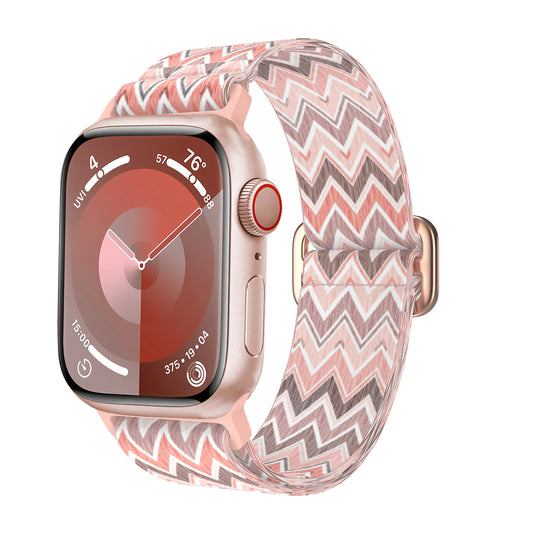 Das arktisband Apple Watch Nylon Loop „Hippie Vibes“ verfügt über ein rosa-graues Armband mit Chevron-Muster und einer Schnalle in Roségold und passt perfekt zu einer runden Apple Watch mit Roségoldrahmen für einen dezenten Hippie-Stil.
