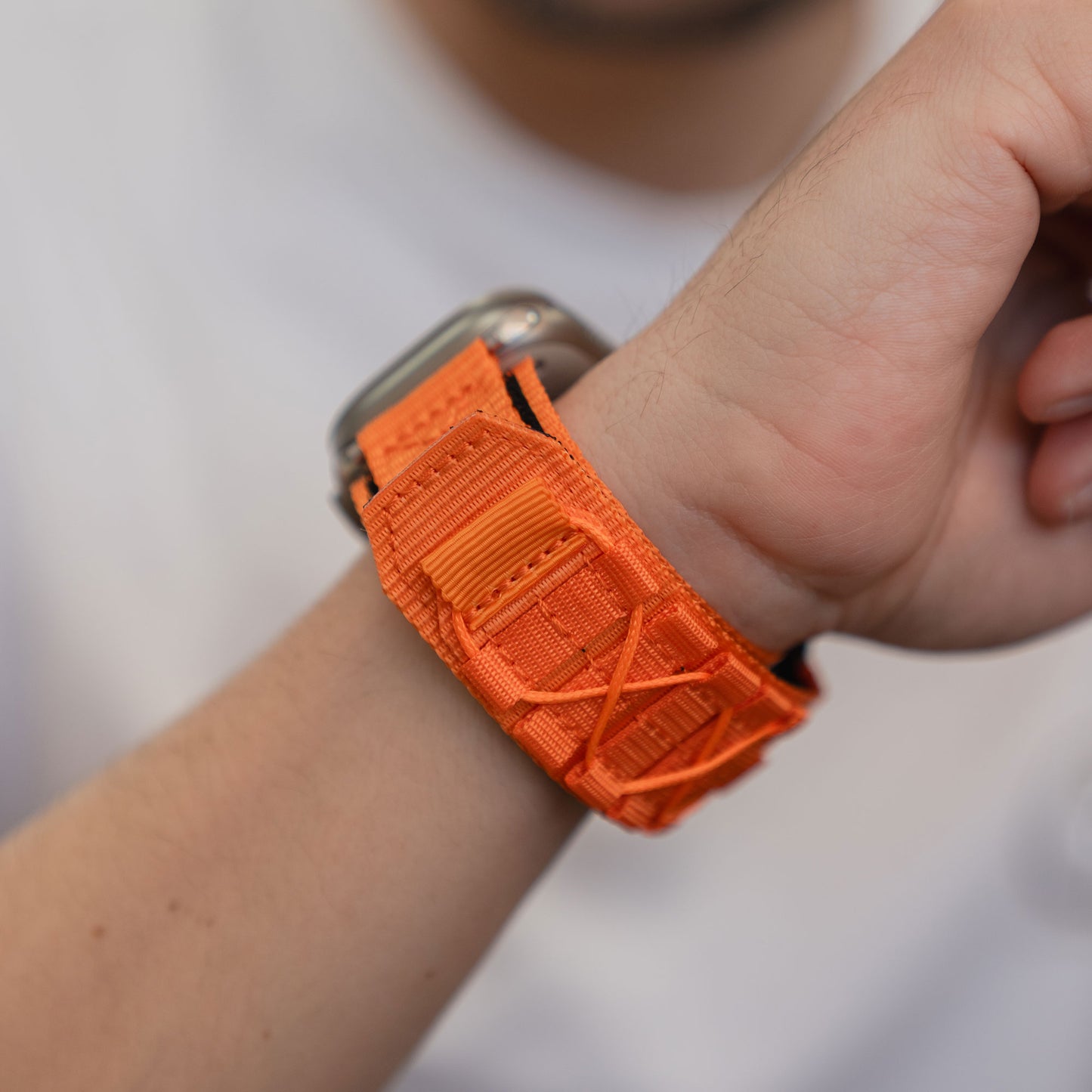 Nahaufnahme einer Person, die das arktisband Apple Watch Outdoor Armband "Forge" von arktisband an ihrem Handgelenk trägt.