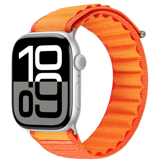 Eine silberne Smartwatch mit rechteckigem Display zeigt „10:09“ in fetten weißen Ziffern an und ist an einem arktisband Apple Watch Armband „Explorer“ befestigt – einem strukturierten, leuchtend orangefarbenen Armband, das mit der Apple Watch von arktisband kompatibel ist.