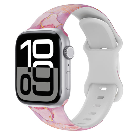 Das arktisband Rose Marble Apple Watch Armband ist ein sportliches, weiß-rosa marmoriertes Silikonband von arktisband, hier an einer Apple Watch mit schräg gestellter Digitalanzeige.
