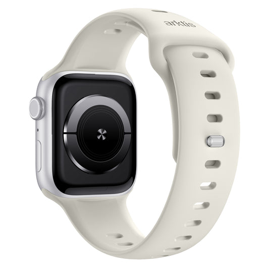 Das arktisband Apple Watch Silikonarmband „Solis“ verfügt über ein weißes, verstellbares Armband mit mehreren Löchern und dem „arktis“-Branding auf der Oberseite, hier gezeigt auf einer Apple Watch mit einem leeren, abgerundeten rechteckigen Bildschirm.