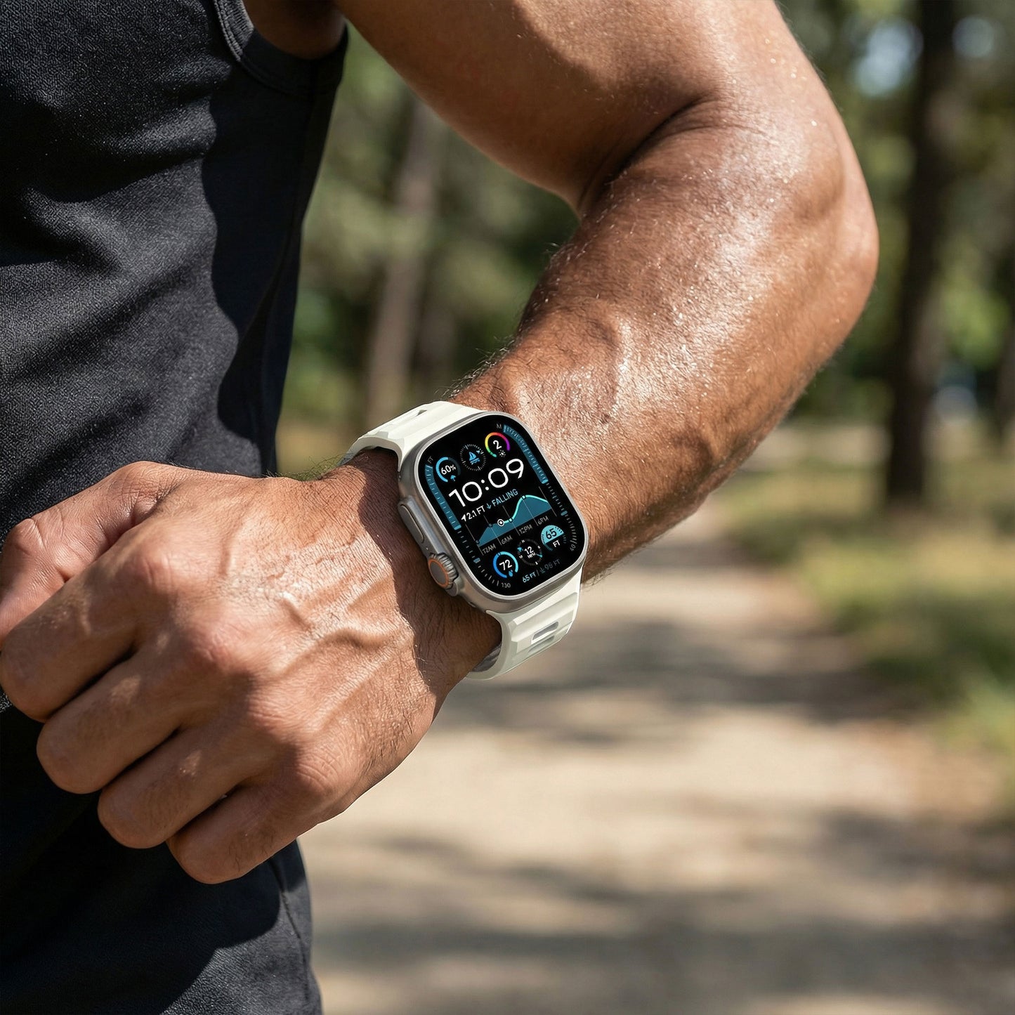Jemand, der an einem sonnigen Tag im Freien joggt, trägt das arktisband Apple Watch Silikonarmband "Runner" von arktisband.
