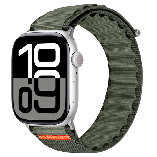 Das Arktisband Apple Watch Armband „Explorer“ ist ein robustes grünes Band mit orangefarbenem Akzent, hier abgebildet auf einer silbernen Smartwatch mit großer Digitalanzeige bei 10:09 – kompatibel mit Apple Watch.