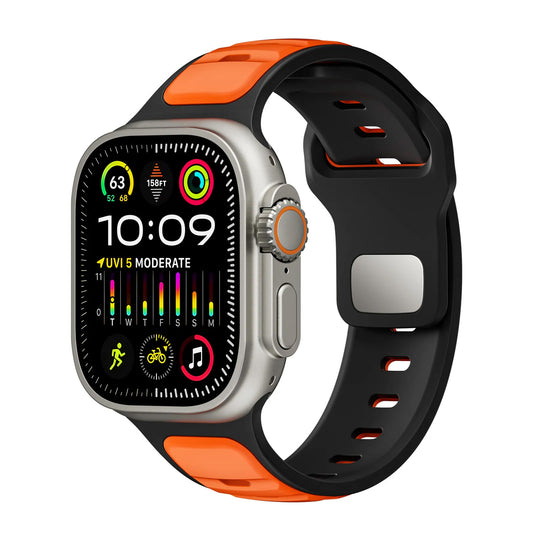 Ein Arktisband Apple Watch Silikonarmband „Swift“ in Orange und Schwarz zeigt die Uhrzeit, Gesundheitsstatistiken und bunte Aktivitätssymbole an.