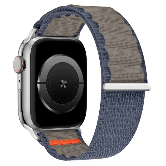 Das arktisband Apple Watch Armband „Explorer“ besteht aus einem hellgrauen und dunkelblauen Stoffband mit einem orangefarbenen Akzent am Ende, einem sicheren Klettverschluss und passt perfekt zu Ihrer Smartwatch mit silbernem Gehäuse und schwarzem Bildschirm.
