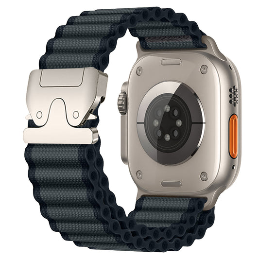 Das arktisband Apple Watch Armband "CoreX" hat ein schwarzes Nylonband, einen Parachute-Verschluss und sichtbare Sensoren auf der Rückseite der Uhr.