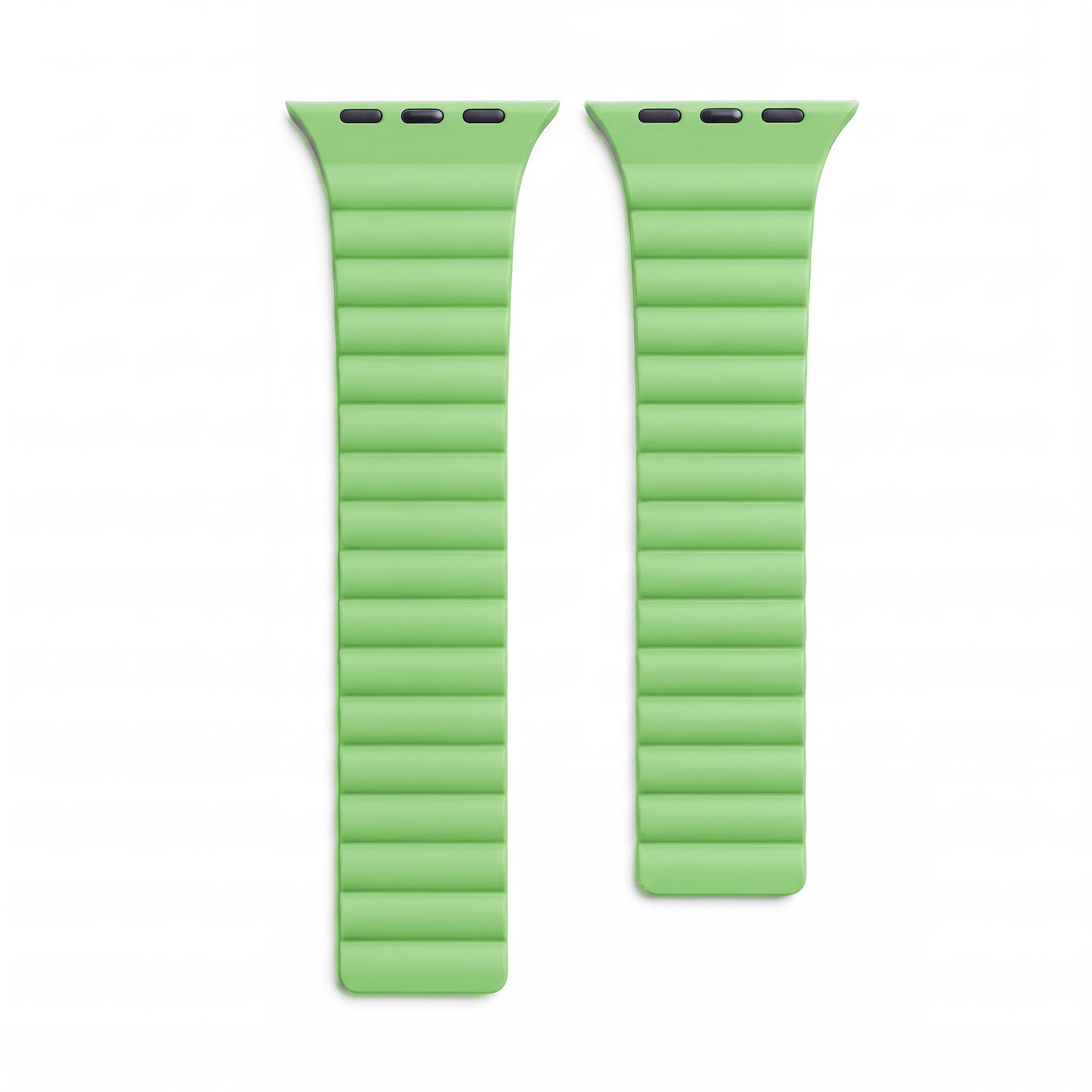 Zwei hellgrüne Segmente des arktisband Apple Watch-Silikonarmbands Ligo mit horizontalen Rillen.