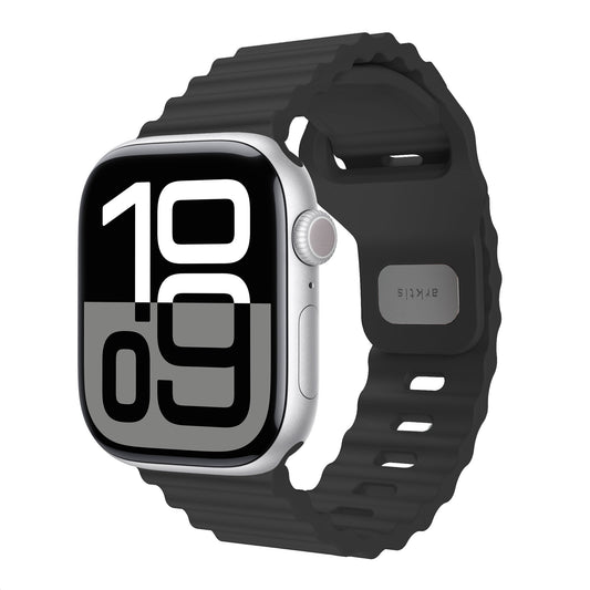 Eine silberne Smartwatch mit rechteckigem Zifferblatt zeigt 10:09 Uhr in großer, fetter weißer Schrift an. Sie verfügt über ein Arktisband Apple Watch Sportarmband „Motion“ aus Hochleistungs-Fluorelastomer und einen Verschluss mit der Aufschrift RAXFLY.