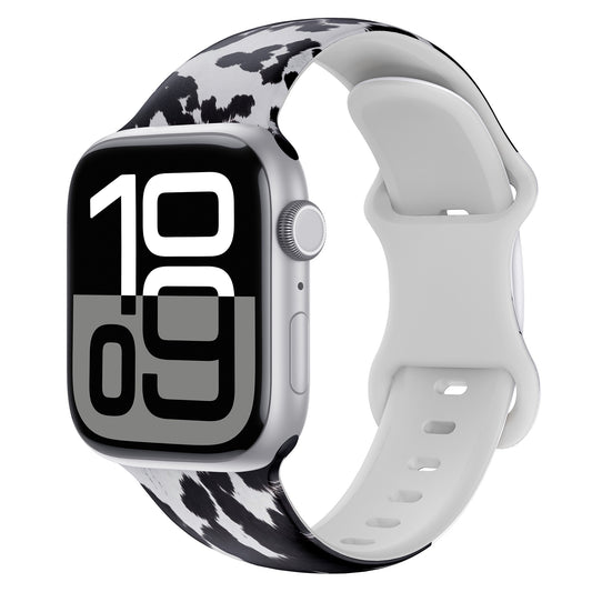 Das arktisband Kuhfell Apple Watch Armband mit stylischem schwarz-weißem Kuh-Print ist ideal für sportliche Aktivitäten, hier an einer Apple Watch mit fetter Digitalzeitanzeige.