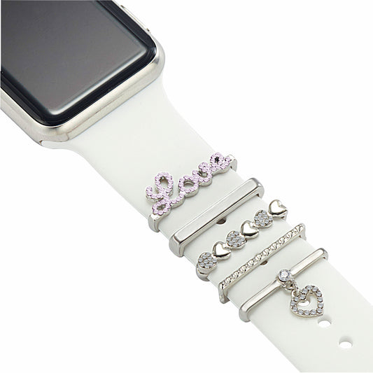 Die arktisband Apple Watch Charms "Blush Love" in Silber sind mit strassbesetzten Buchstabenanhängern mit der Aufschrift "Love", Herzen und einem baumelnden Herz ausgestattet - ein elegantes Accessoire für Ihre Apple Watch von arktisband.