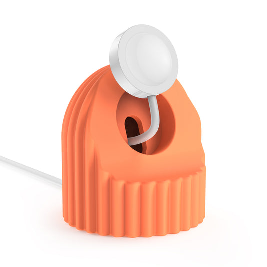 Das arktis Apple Watch Silikon Dock "Luna" in Orange hält einen magnetischen Ladepuck mit cleverem Kabelmanagement über einen Schlitz. Abgebildet auf weißem Hintergrund.