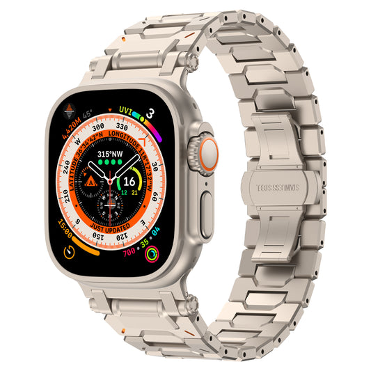 Eine silberne Smartwatch mit farbenfroher Kompassanzeige und das arktisband Apple Watch Armband „TXR-500“ von arktisband, aus stylischem 316 Edelstahl und mit Butterfly-Schließe.
