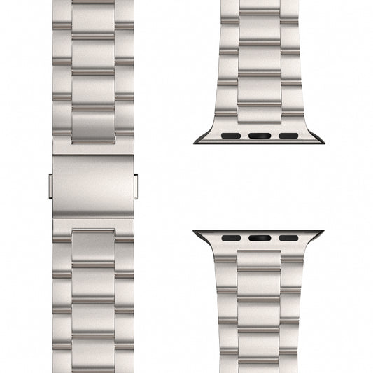 Das arktisband Apple Watch Gliederarmband „Prime“ von arktisband wird in Silber mit gebürstetem Metall-Finish, sichtbaren Gliedern, einer Nahaufnahme des MagneticClick-Verschlusses auf der linken Seite und zwei Endstücken zum Verbinden mit einer Apple Watch gezeigt.