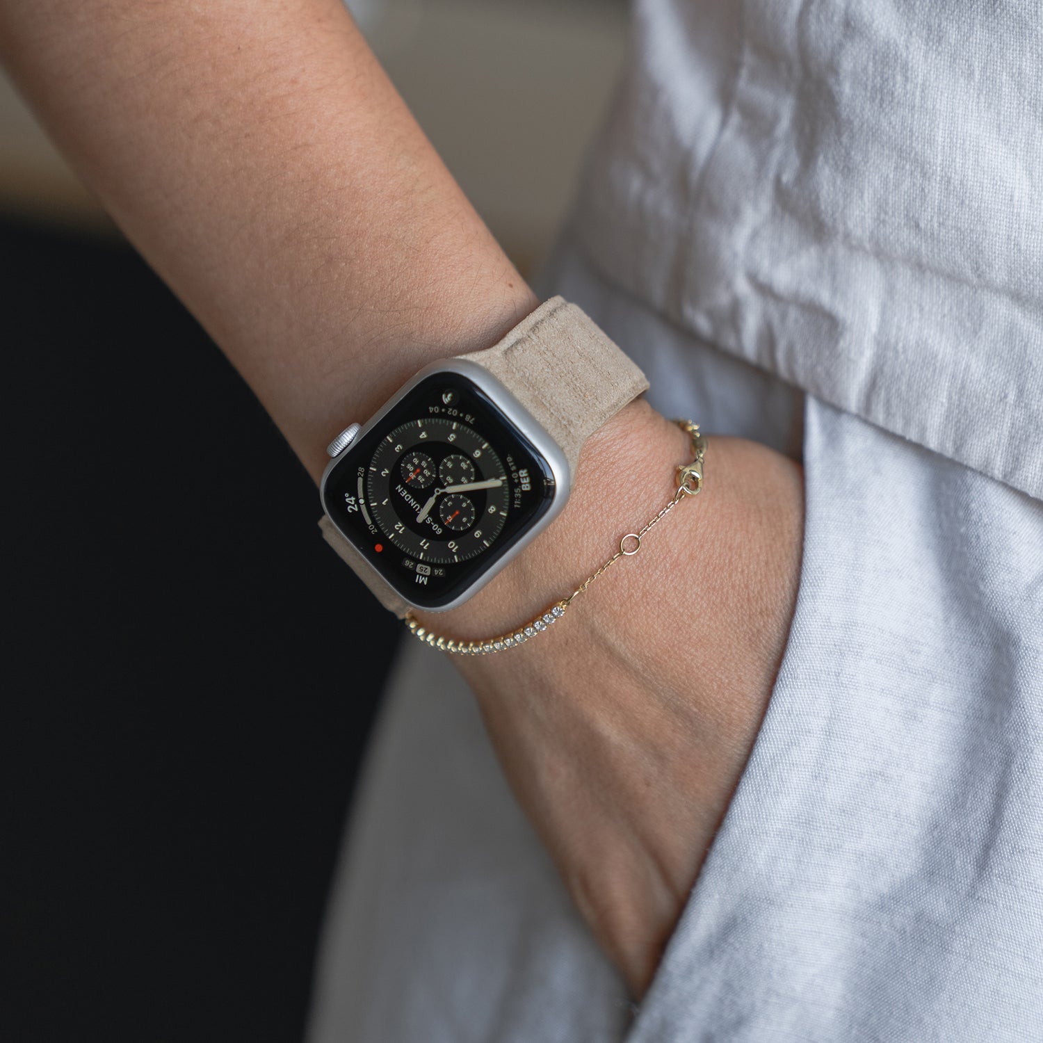 Eine Person trägt das Arktisband Apple Watch magnetisches Armband aus Alcantara und ein zartes Armband, Hand in Tasche-ein echtes italienisches Lebensgefühl.