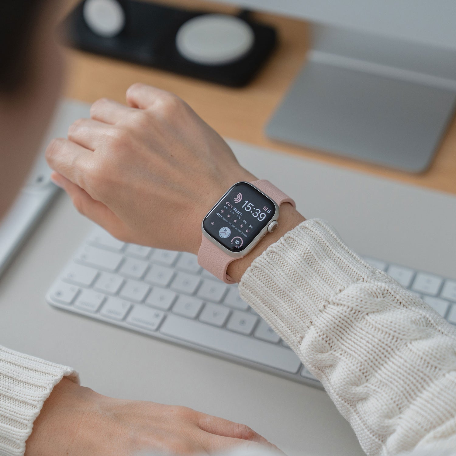 Eine Person trägt das arktisband Apple Watch magnetisches Silikonarmband "Flexy" - ein magnetisches Silikonarmband mit einem praktischen Magnetverschluss von arktisband.