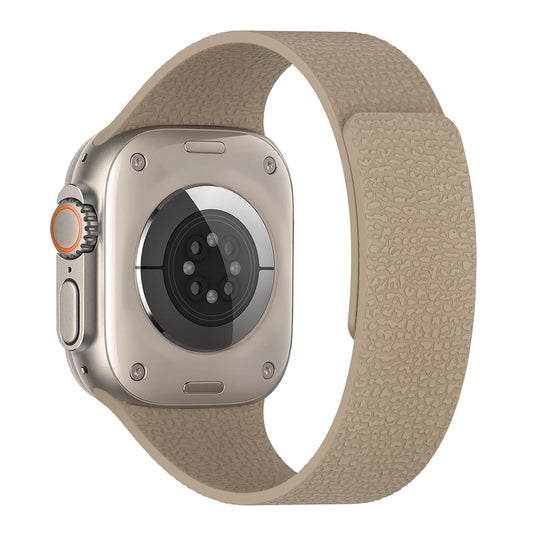 Das Arktisband Apple Watch magnetisches Silikonarmband "Flexy" in Beige wird von der Rückseite gezeigt, wobei die Sensoren und das runde Ziffernblatt hervorgehoben werden, und verfügt über ein magnetisches Silikonarmband für sicheren Komfort.