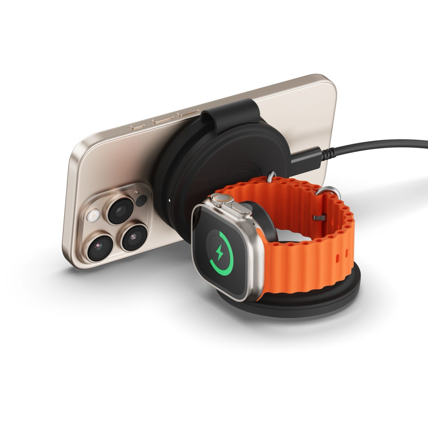 Das Satechi OntheGo 3-in-1 Wireless Charger von Satechi lädt ein Smartphone und eine Smartwatch mit orangefarbenem Band auf seiner Qi2-fähigen dualen kabellosen Ladestation für schnelle, effiziente Energie.