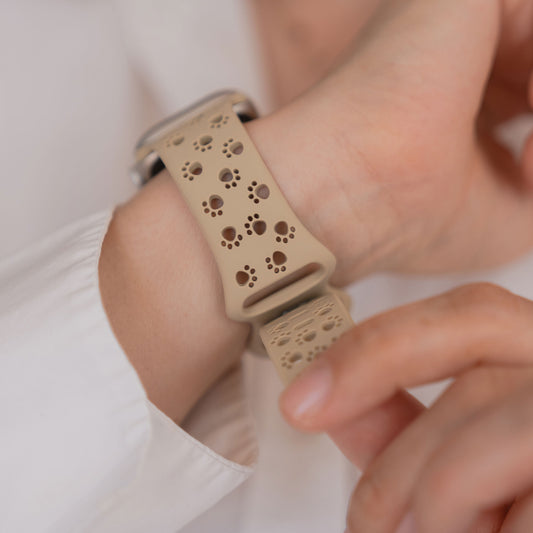 Jemand trägt ein arktisband Apple Watch Silikonarmband "Paw", ein beigefarbenes Silikonarmband von arktisband mit einem niedlichen Pfotendesign.