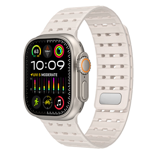 Das magnetische Silikonarmband „Power“ von arktis für die Apple Watch verfügt über ein weißes Silikonarmband mit Magnetverschluss und orangefarbenem Knopf. Auf dem farbigen Display werden Gesundheitsdaten, Uhrzeit, UV-Index und Aktivitäten angezeigt. Kompatibel mit der Apple Watch.