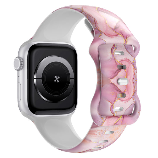 Das arktisband Rose Marble Apple Watch Armband von arktisband, mit einem rosa und weiß marmorierten Silikonarmband, ist schräg auf einem weißen Hintergrund abgebildet.