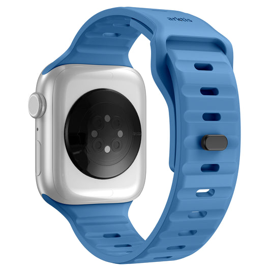 Nahaufnahme des arktisband Apple Watch Silikonarmbands "Active" in Blau, dargestellt an einer Apple Watch Ultra mit silbernem Gehäuse. Das Bild hebt das atmungsaktive Armbanddesign, die Sensoren auf der Rückseite und den sicheren Verschluss von arktisband hervor.