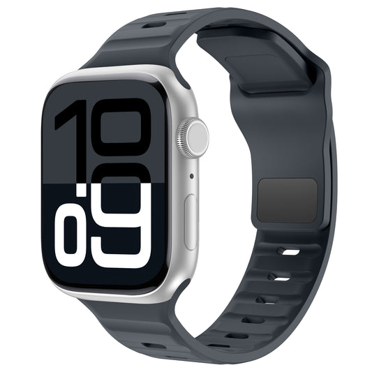Das arktisband Apple Watch Silikonarmband „Active“ verfügt über ein silbernes Gehäuse, einen sportlichen Look, ein schwarzes Silikonband von arktisband und eine große Digitalanzeige mit der Anzeige „10:09“ in fetten schwarzen und weißen Ziffern.