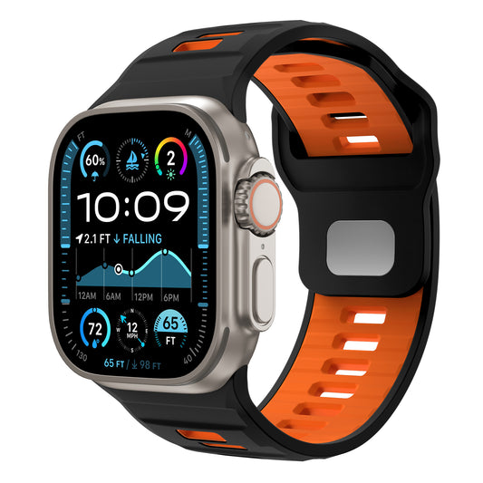 Das arktisband Apple Watch Silikonarmband „Runner“ von arktisband verfügt über ein extrabreites, atmungsaktives schwarz-oranges Silikonarmband, gepaart mit einem silbernen Gehäuse, seitlichen Knöpfen, einer Krone und einem großen rechteckigen Display für Fitness- und Wetterdaten.
