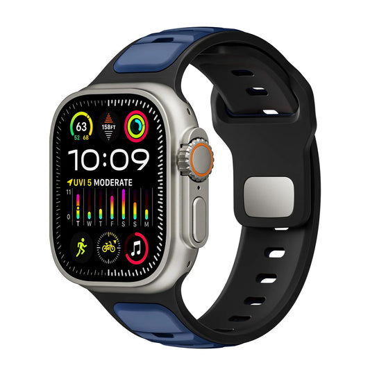 Die arktisband Apple Watch Silikonarmband „Swift“ Smartwatch verfügt über einen rechteckigen Touchscreen, der die Uhrzeit (10:09), Gesundheitsdaten und Aktivitätssymbole anzeigt. Sie wird mit einem schwarz-blauen, schweißabsorbierenden und atmungsaktiven Silikonarmband von arktisband geliefert.