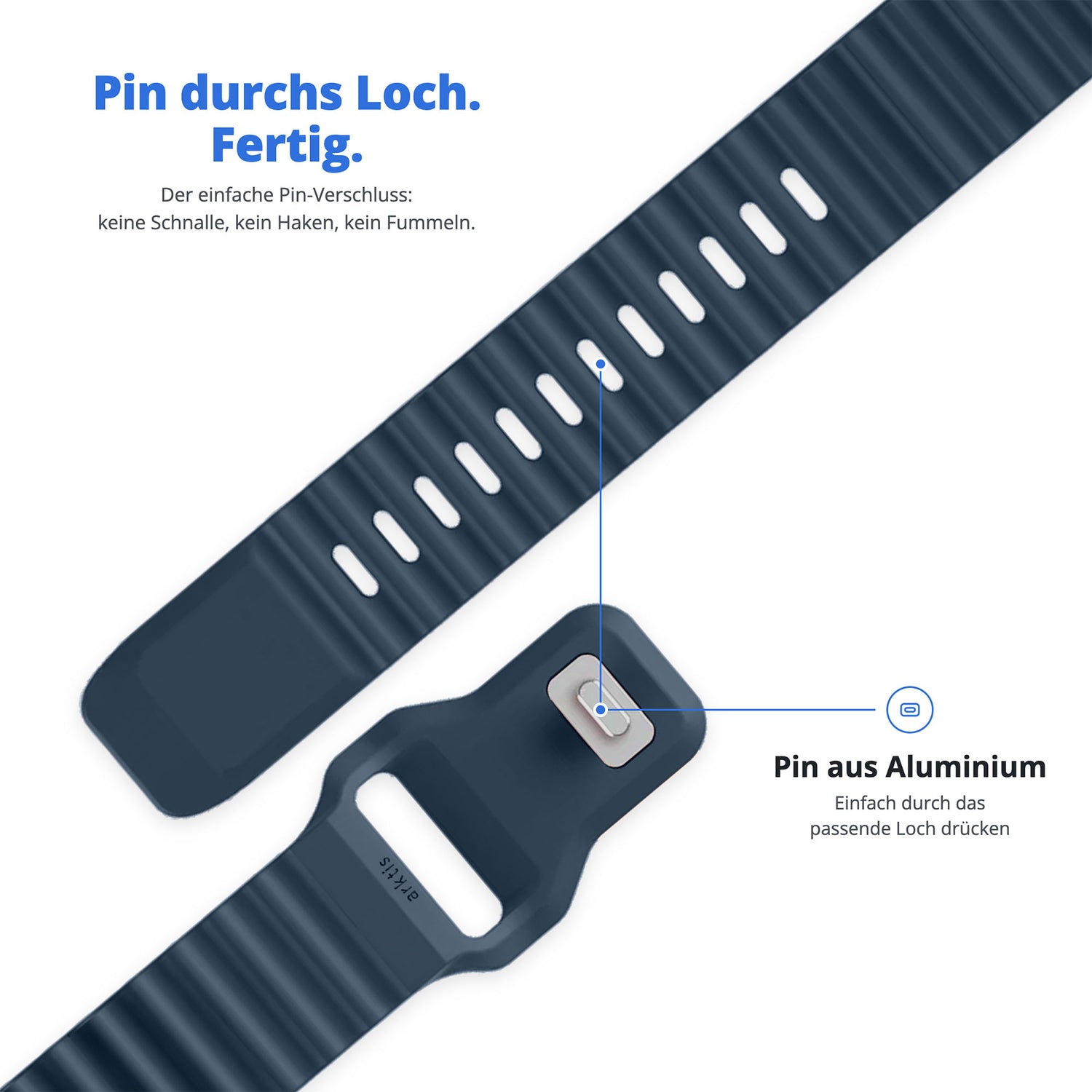 Nahaufnahme des blauen Arktisband-Apple-Watch-Sportarmbands „Motion“ mit einem einfachen Verschlussmechanismus aus Aluminium mit Stift und Loch sowie deutscher Beschriftung.